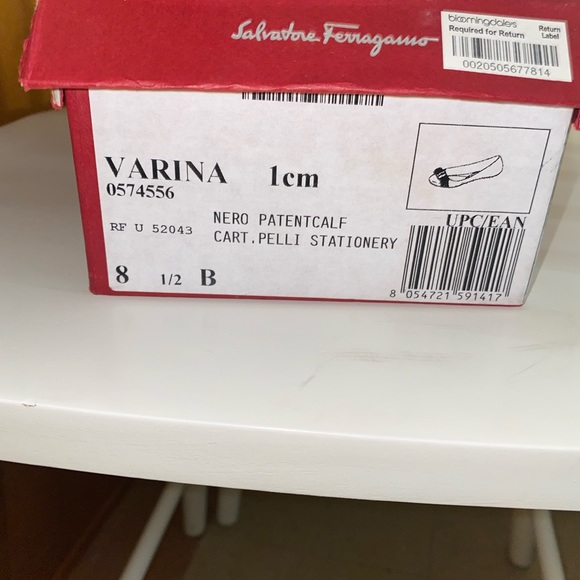 SALVATORE FERRAGAMO Varina Leather Flat in black - Picture 6 of 16